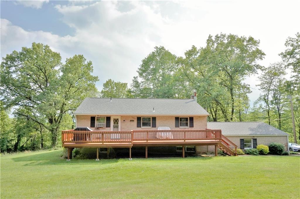 4076 Glasgow Road Valencia, PA 16059 - Photo 18 of 20 Plenty of deck space for grilling and entertaining!
