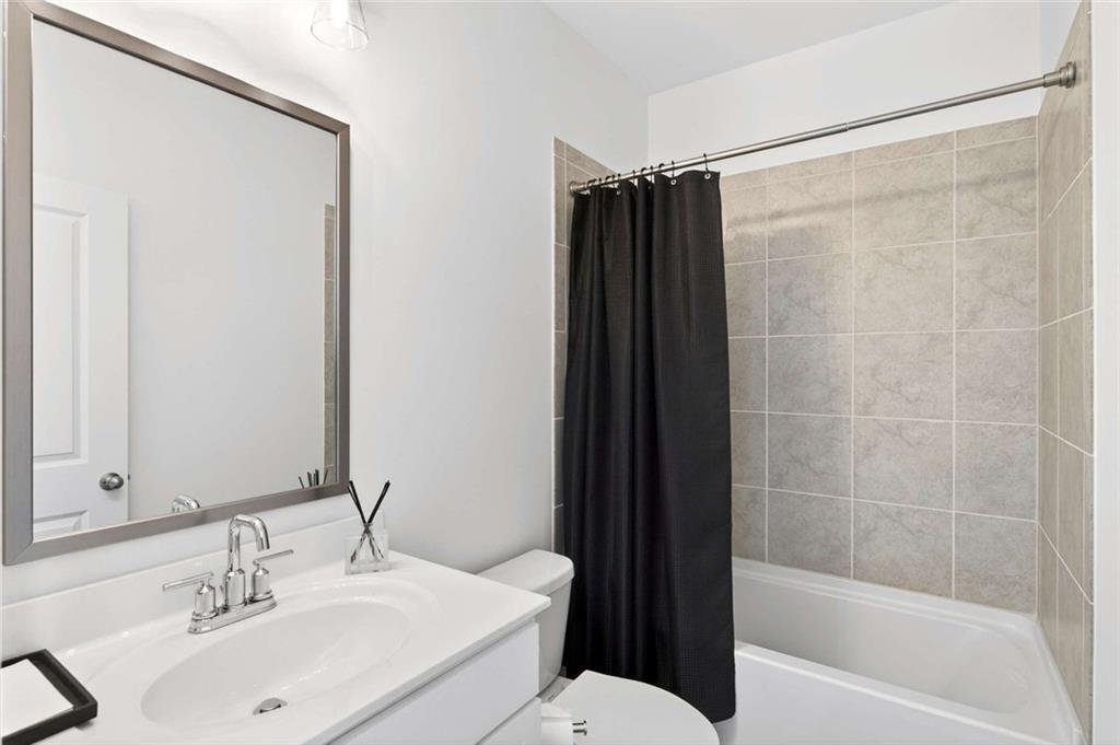 6786 Encore Boulevard Atlanta, GA 30328 - Photo 18 of 31 a bathroom with a sink mirror toilet and bathtub