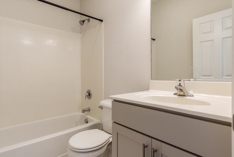 104 Reston Court Sycamore, IL 60178 - Photo 34 of 41 a bathroom with a sink a toilet and a bathtub