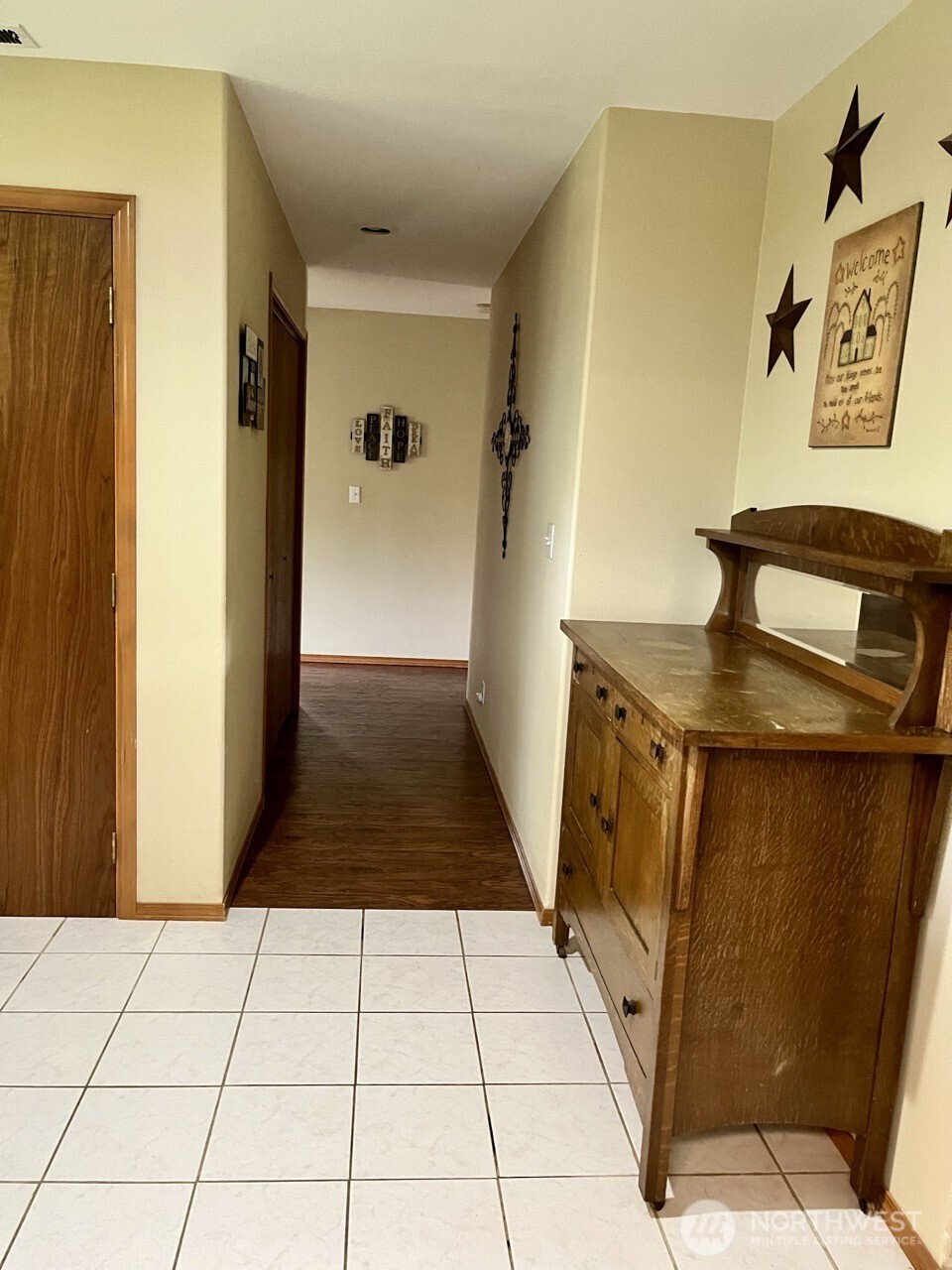 1369 SR 6 Chehalis, WA 98532 - Photo 15 of 39 a view of a hallway