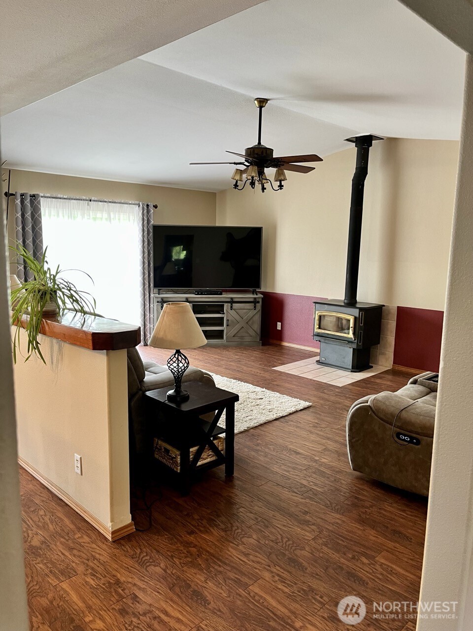 1369 SR 6 Chehalis, WA 98532 - Photo 26 of 39 a living room with furniture and a flat screen tv