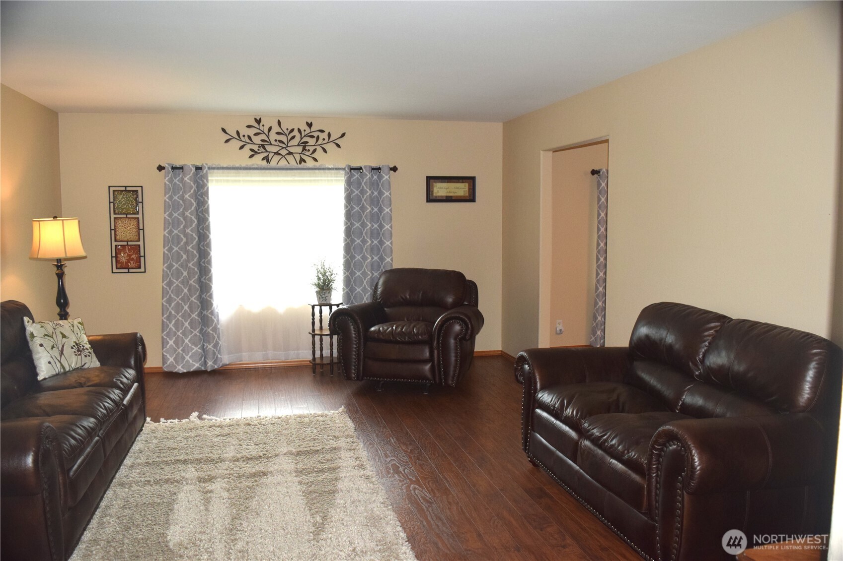 1369 SR 6 Chehalis, WA 98532 - Photo 27 of 39 a living room with furniture and a window