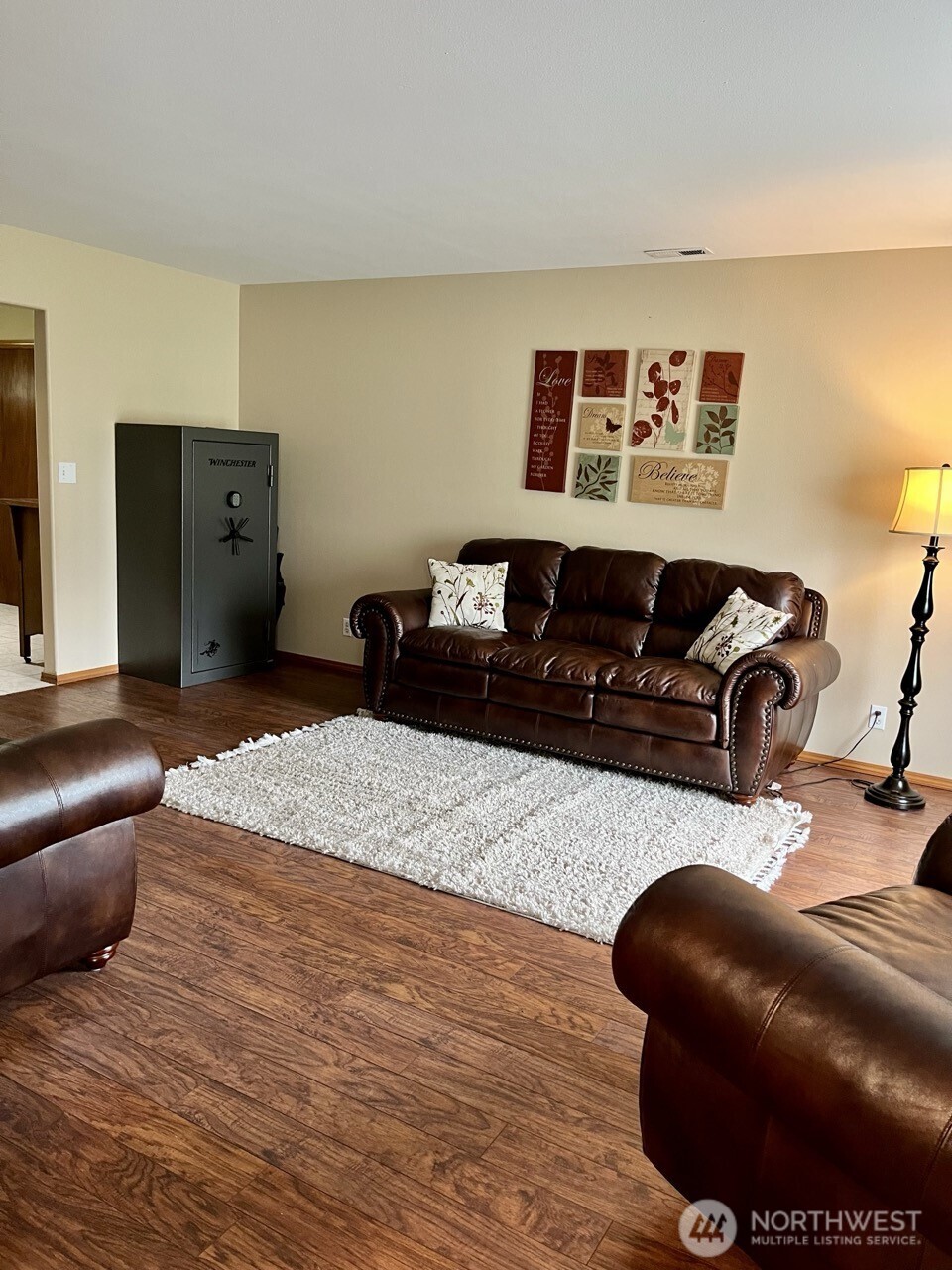 1369 SR 6 Chehalis, WA 98532 - Photo 28 of 39 a living room with furniture