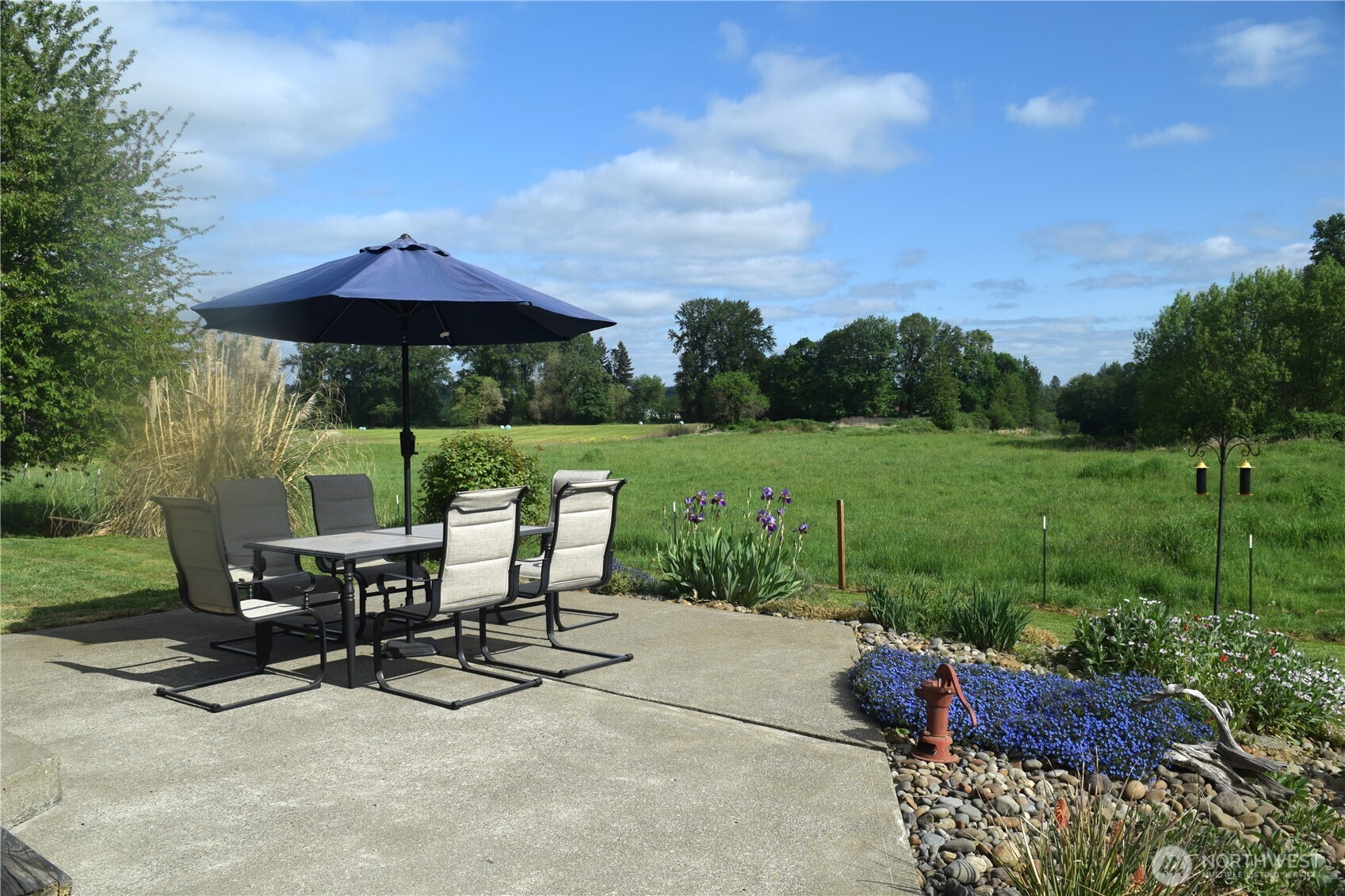 1369 SR 6 Chehalis, WA 98532 - Photo 5 of 39 a view of a tables and chairs under an umbrella