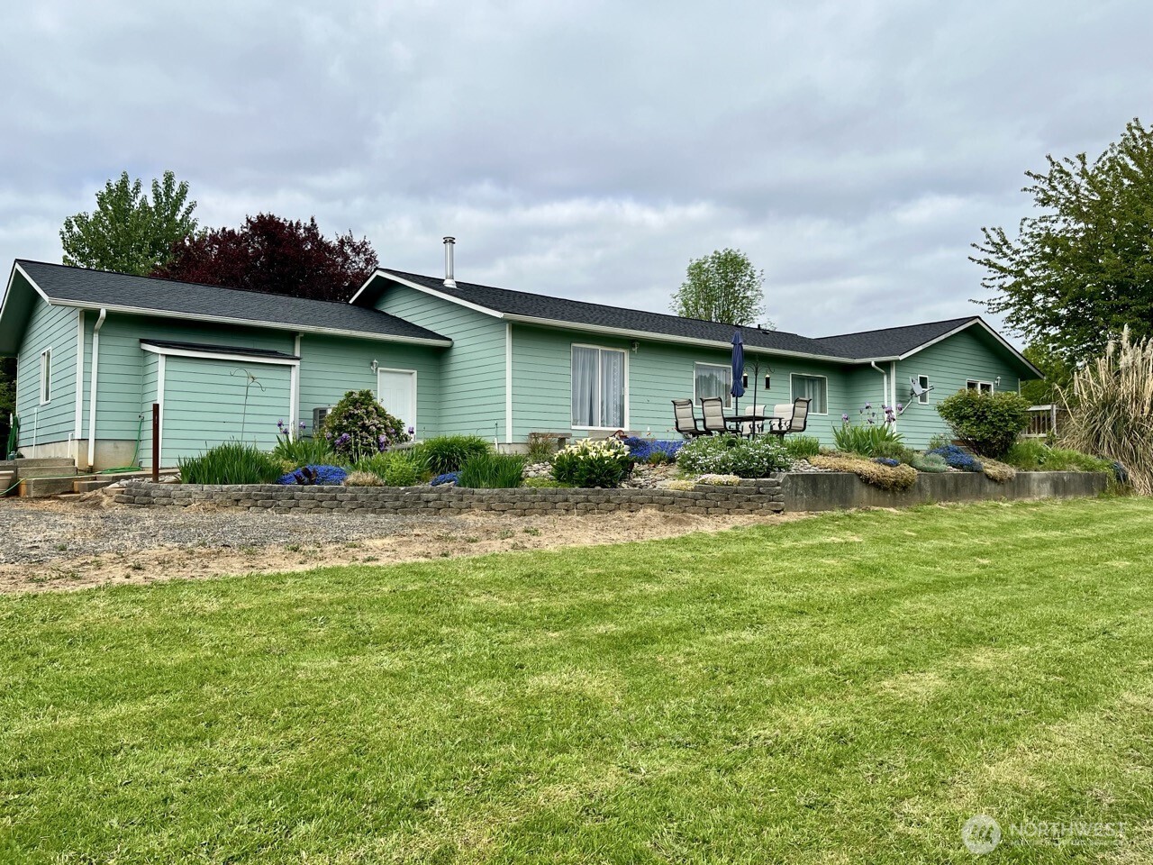 1369 SR 6 Chehalis, WA 98532 - Photo 7 of 39 a front view of a house with garden