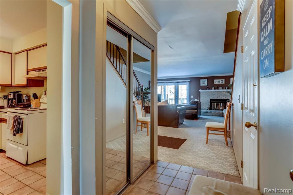 520 Tennyson Rochester Hills, MI 48307 - Photo 3 of 25