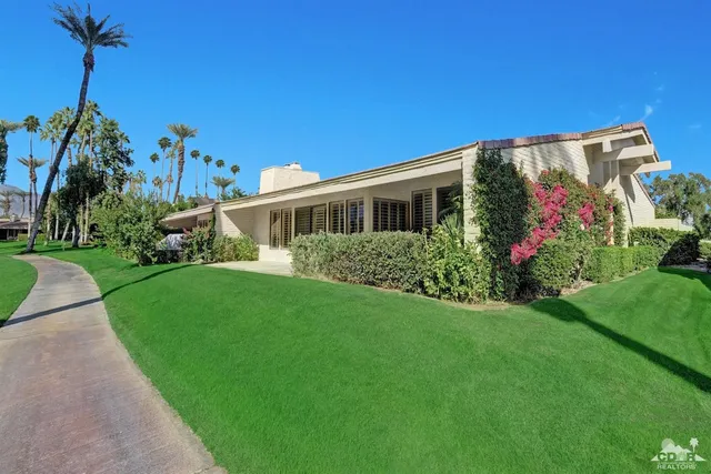 a view of house with a yard