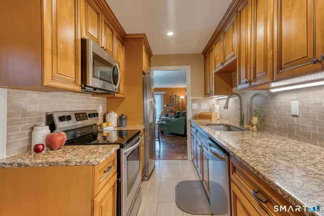 $229,900 | 17 Hemlock Court, Unit 17, Cromwell, CT 06416