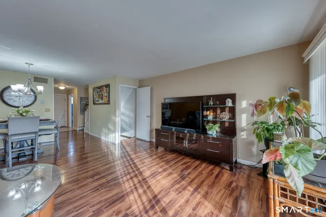 $229,900 | 17 Hemlock Court, Unit 17, Cromwell, CT 06416