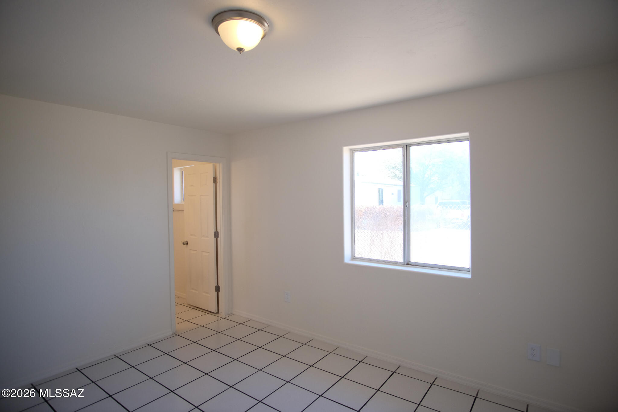 345 East Delta Road Tucson, AZ 85706 - Photo 18 of 45 an empty room with windows