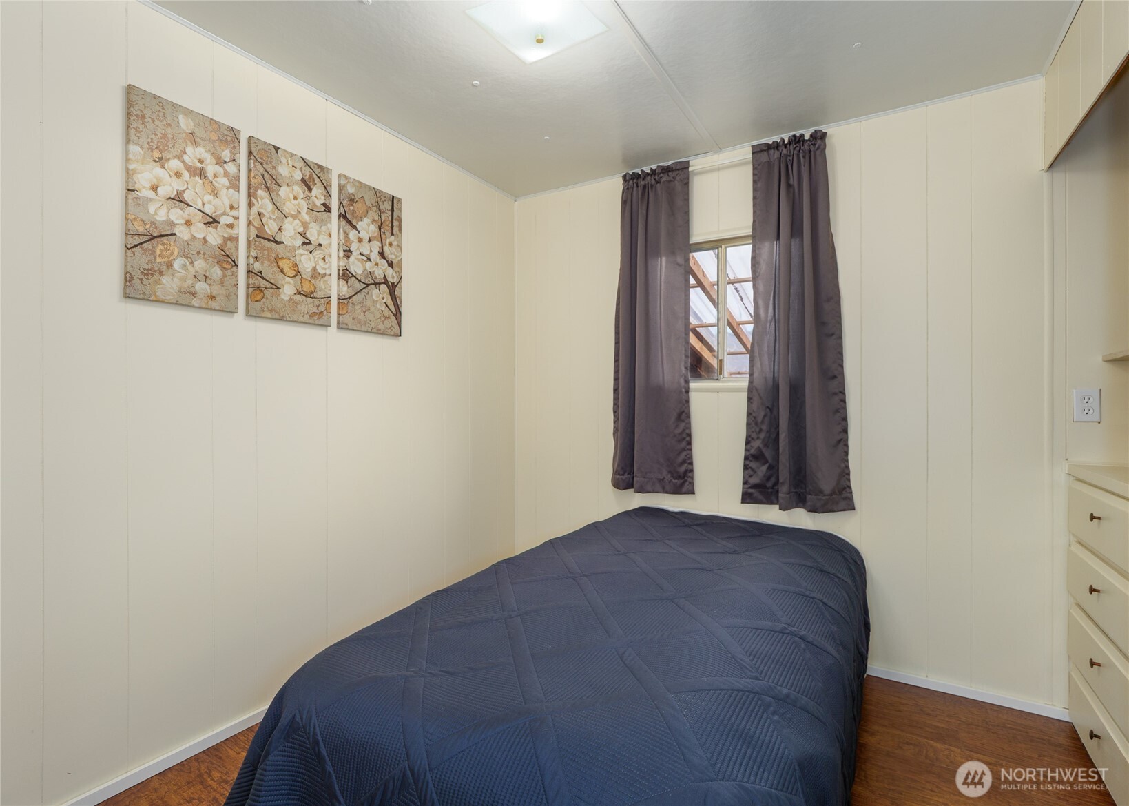 201 North 5th Avenue, Unit 19 Sequim, WA 98382 - Photo 17 of 25 an empty room with windows and closet