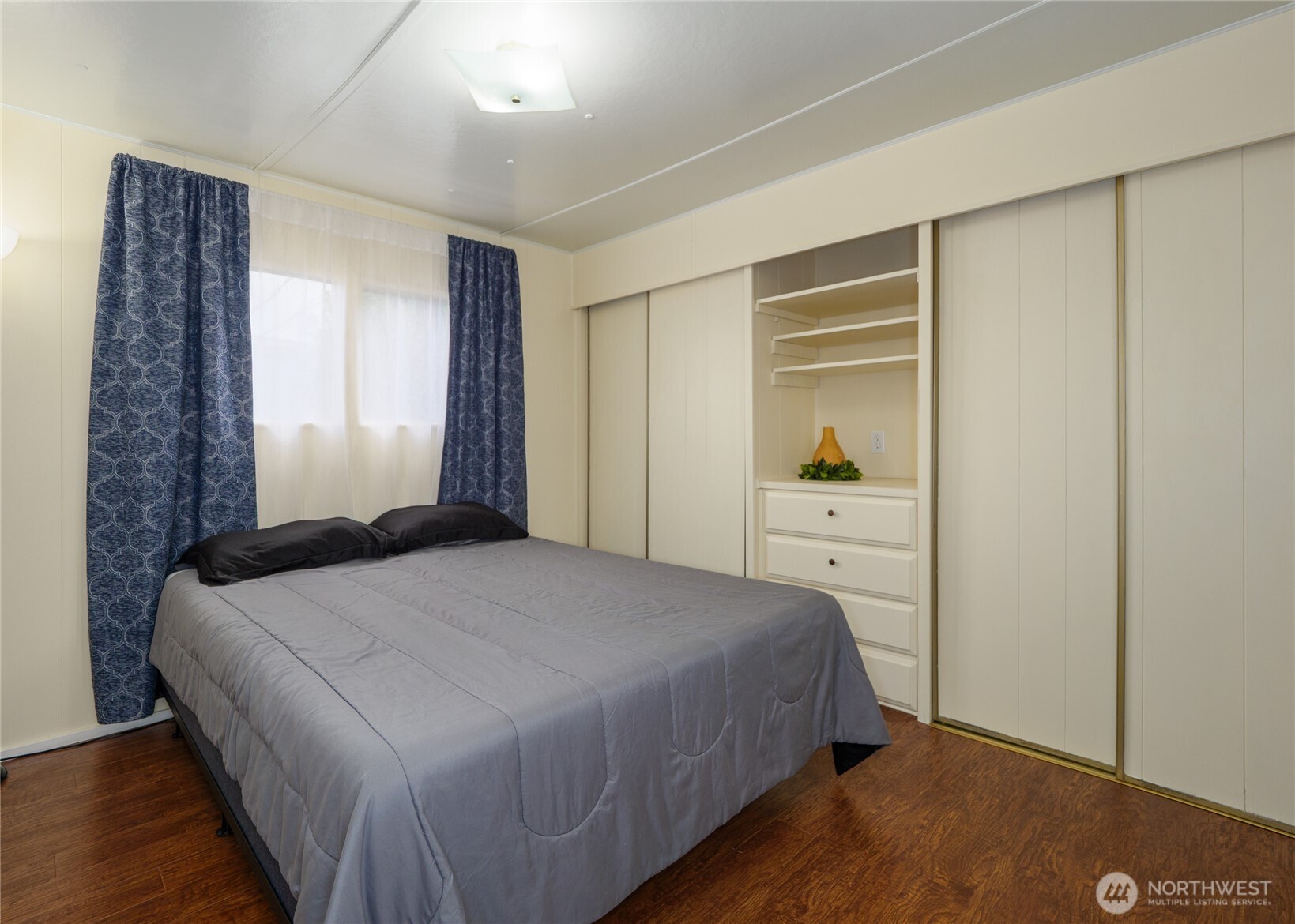 201 North 5th Avenue, Unit 19 Sequim, WA 98382 - Photo 19 of 25 a bedroom with a bed and a window