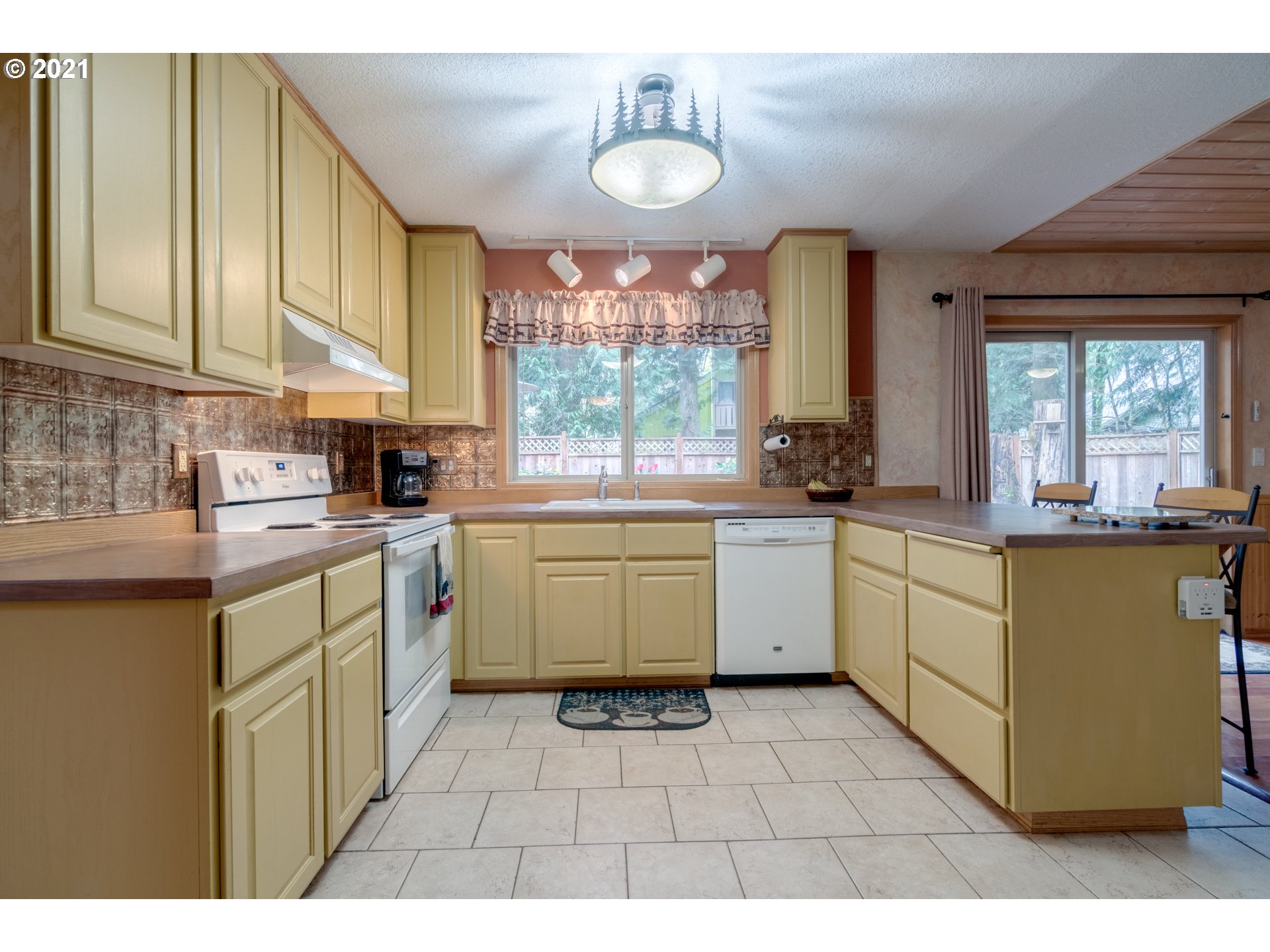 65366 East Timberline Drive Rhododendron, OR 97049 - Photo 8 of 28 Gallery Image 8
