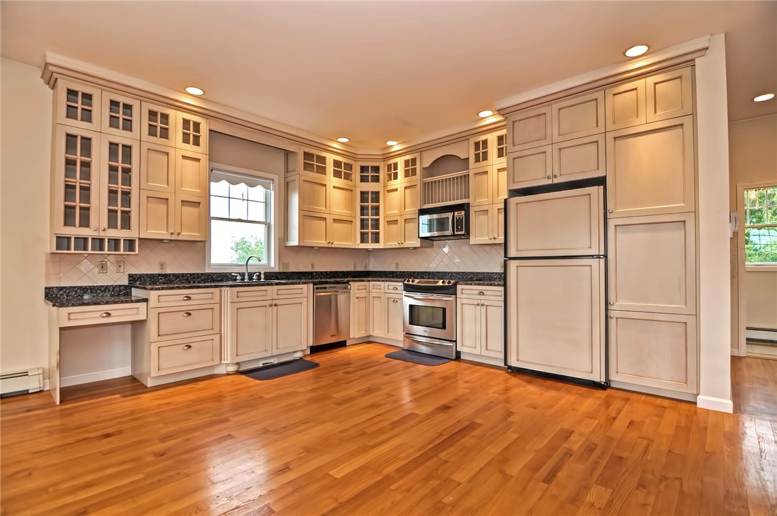 28 Bayberry Road Jamestown, RI 02835 - Photo 4 of 36