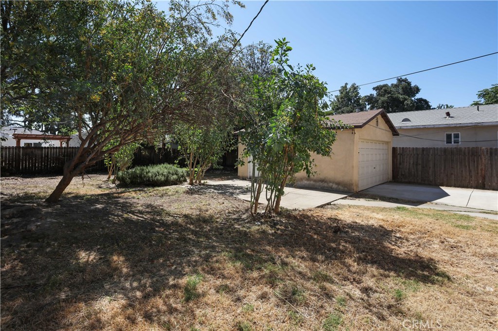 5940 Cedros Avenue Van Nuys, CA 91411 - Photo 20 of 23 a backyard of a house with lots of green space