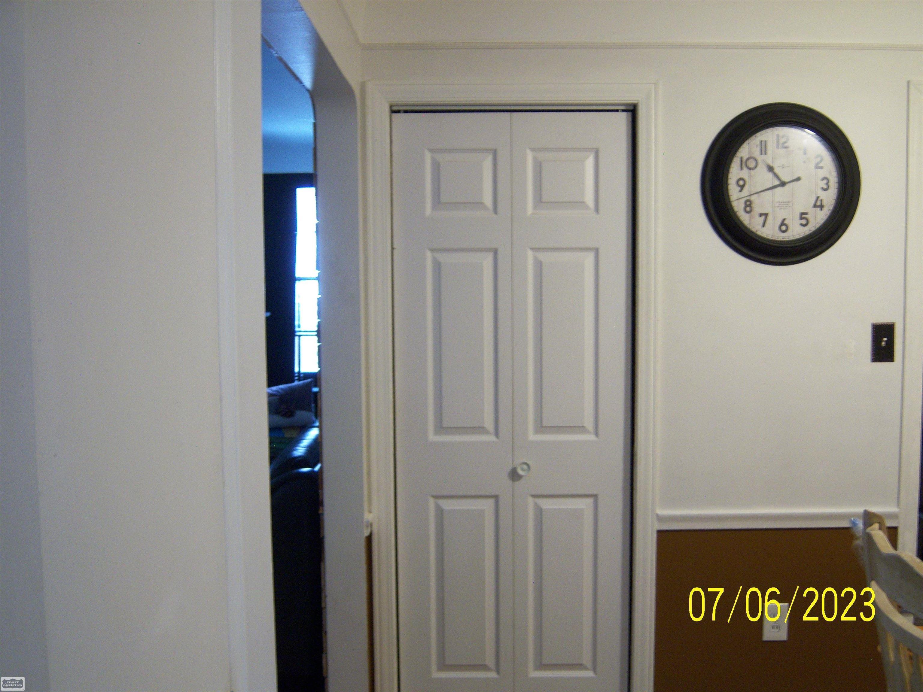 2189 Vernier Road Grosse Pointe, MI 48236 - Photo 13 of 32 50114567-12.JPG