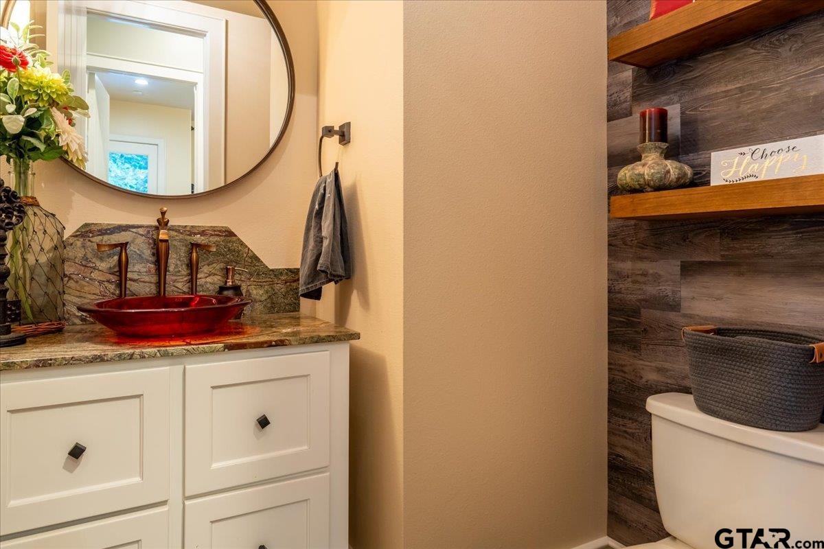 6527 Rochester Way Tyler, TX 75703 - Photo 24 of 48 a bathroom with a toilet and a mirror