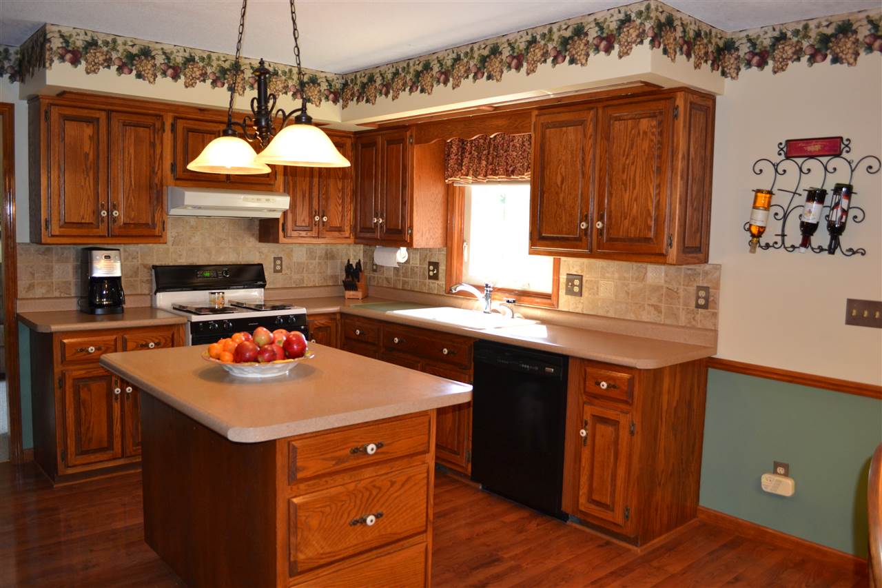 10533 Oak Trail Road Fort Wayne, IN 46845 - Photo 3 of 36