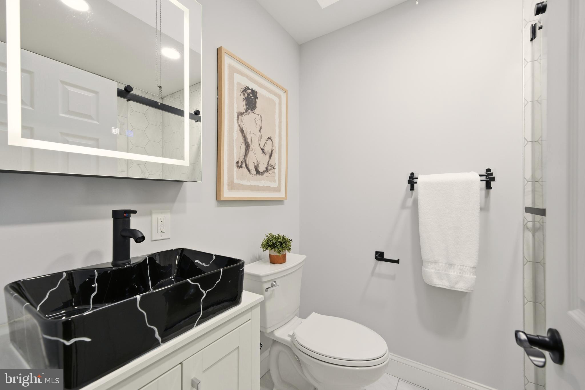 171 Juniper Road Havertown, PA 19083 - Photo 26 of 31 a bathroom with a toilet sink and shower