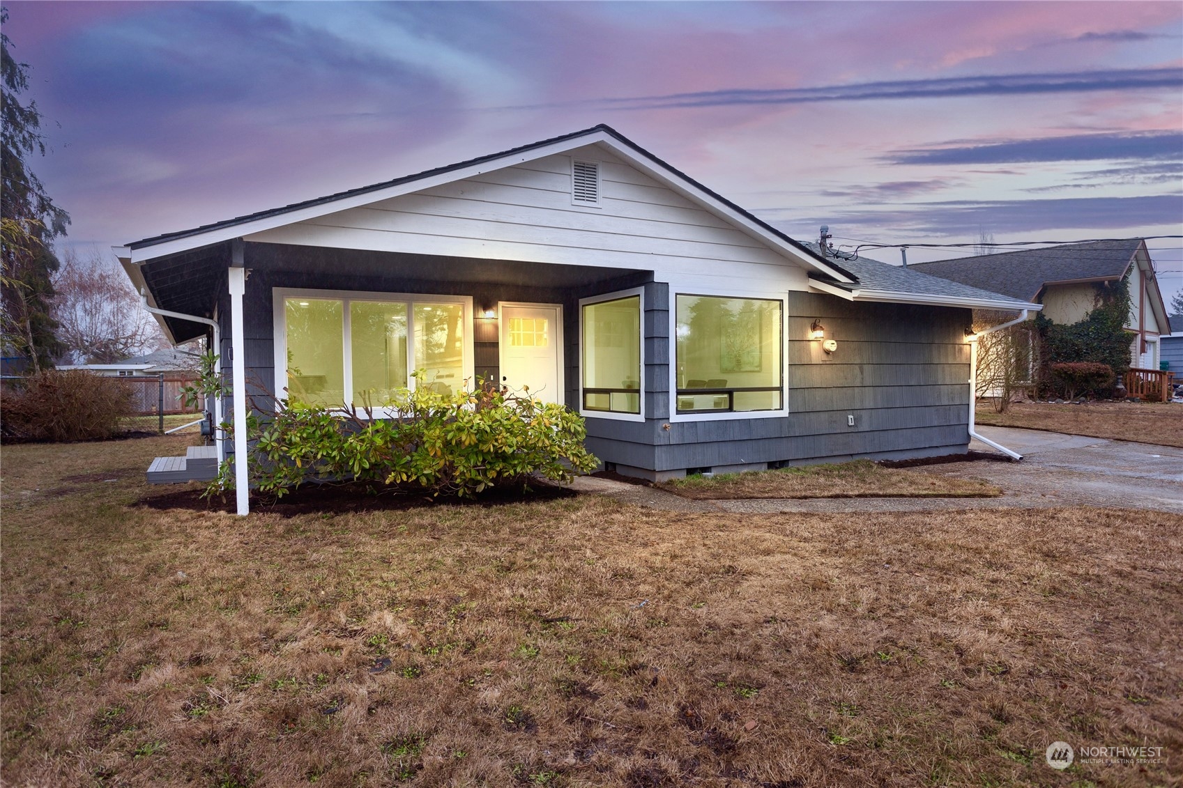 1272 South 315th Street Federal Way, WA 98003 - Photo 2 of 29 a front view of a house with garden