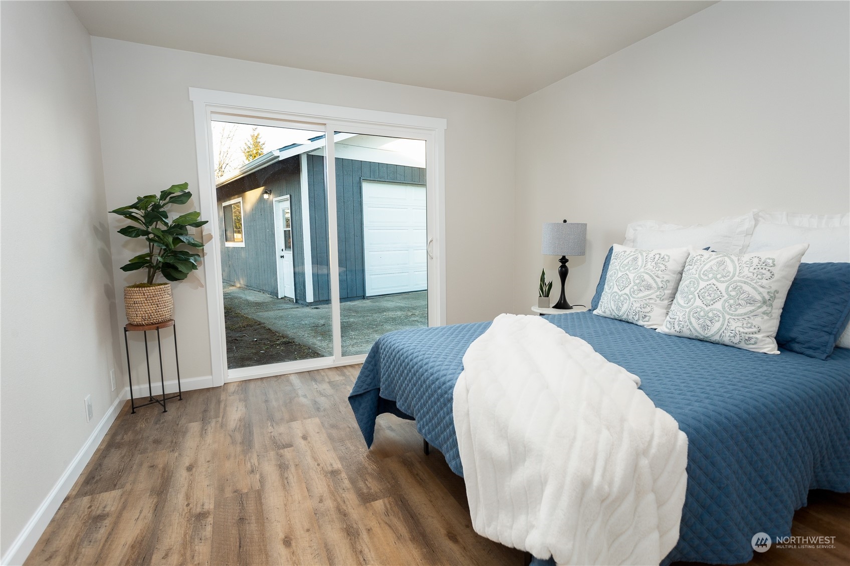 1272 South 315th Street Federal Way, WA 98003 - Photo 23 of 29 a spacious bedroom with a bed and a potted plant