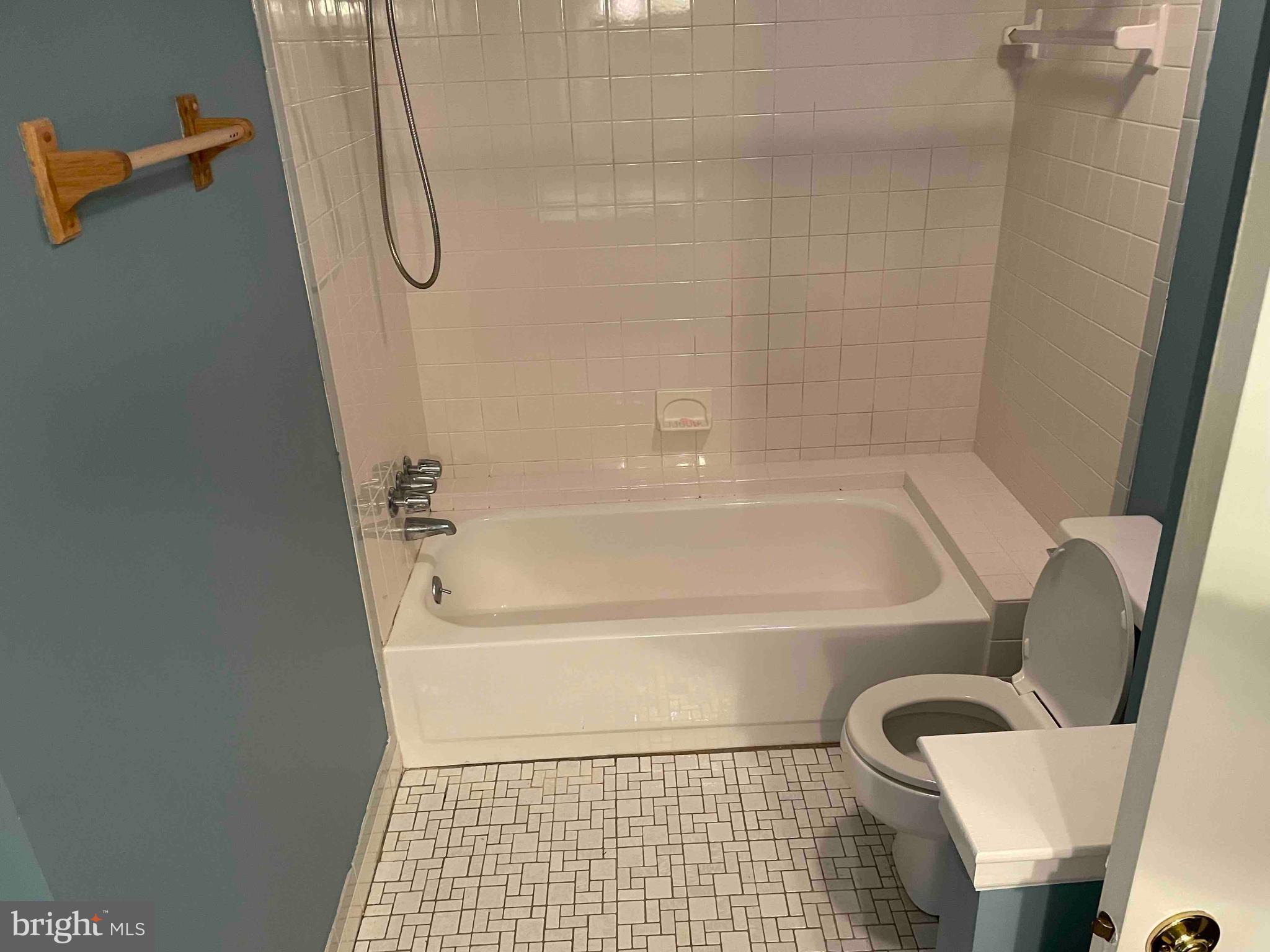 922 Craftsman Road Norristown, PA 19403 - Photo 8 of 15 Bathroom Tub/Shower