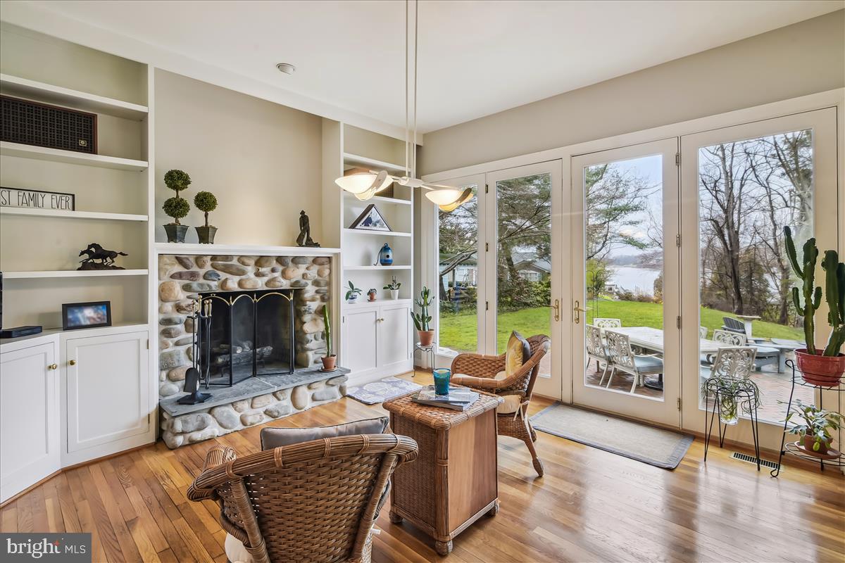 506 Tulip Road Annapolis, MD 21403 - Photo 5 of 20 Family room with water view