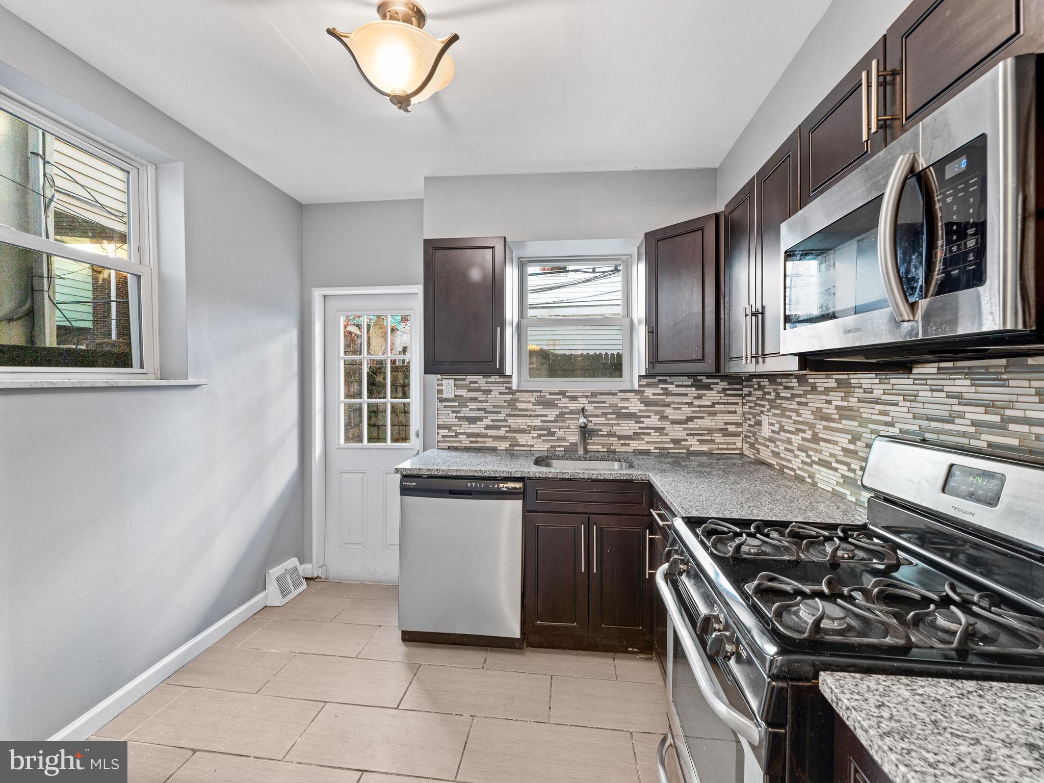 2437 South Mildred Street Philadelphia, PA 19148 - Photo 7 of 26