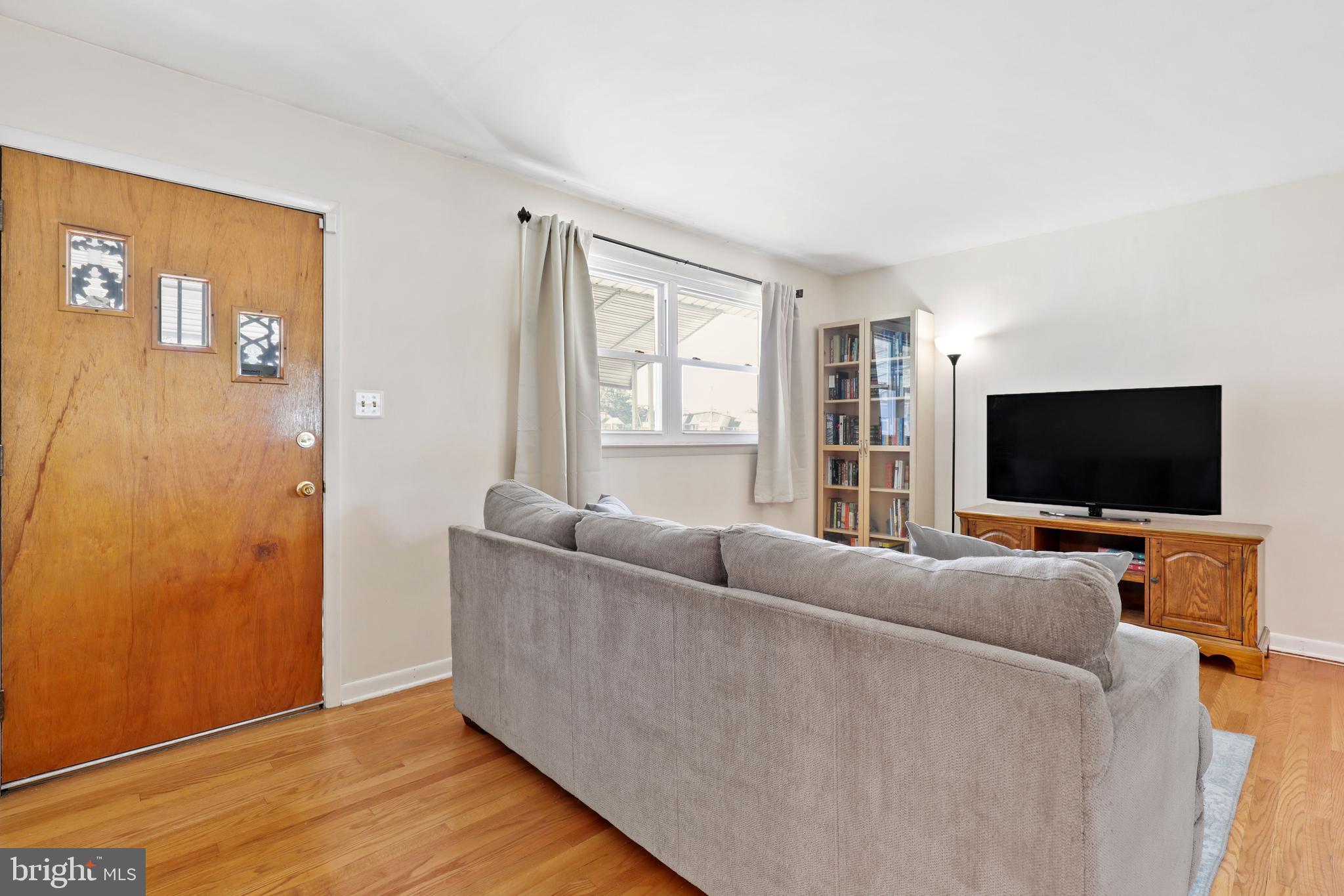 5706 Johnnycake Road Baltimore, MD 21207 - Photo 3 of 32 Sun filled family room.