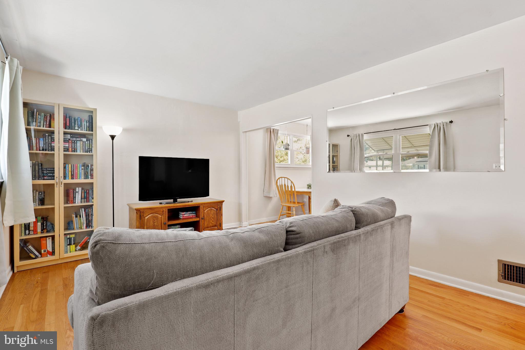 5706 Johnnycake Road Baltimore, MD 21207 - Photo 4 of 32