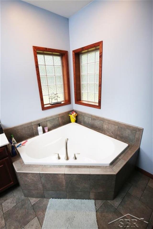 1886 West Stewart Road Midland, MI 48640 - Photo 12 of 43 31394602-11.JPG