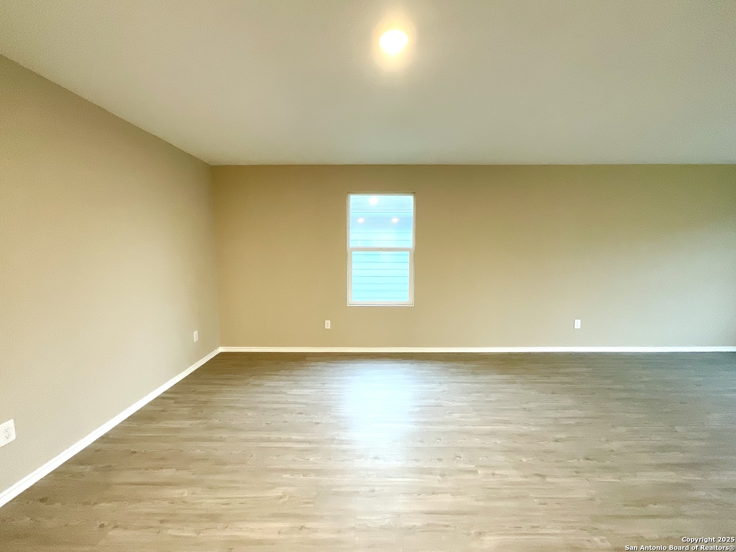 10751 Margarita Loop Converse, TX 78109 - Photo 21 of 40 a view of an empty room and window