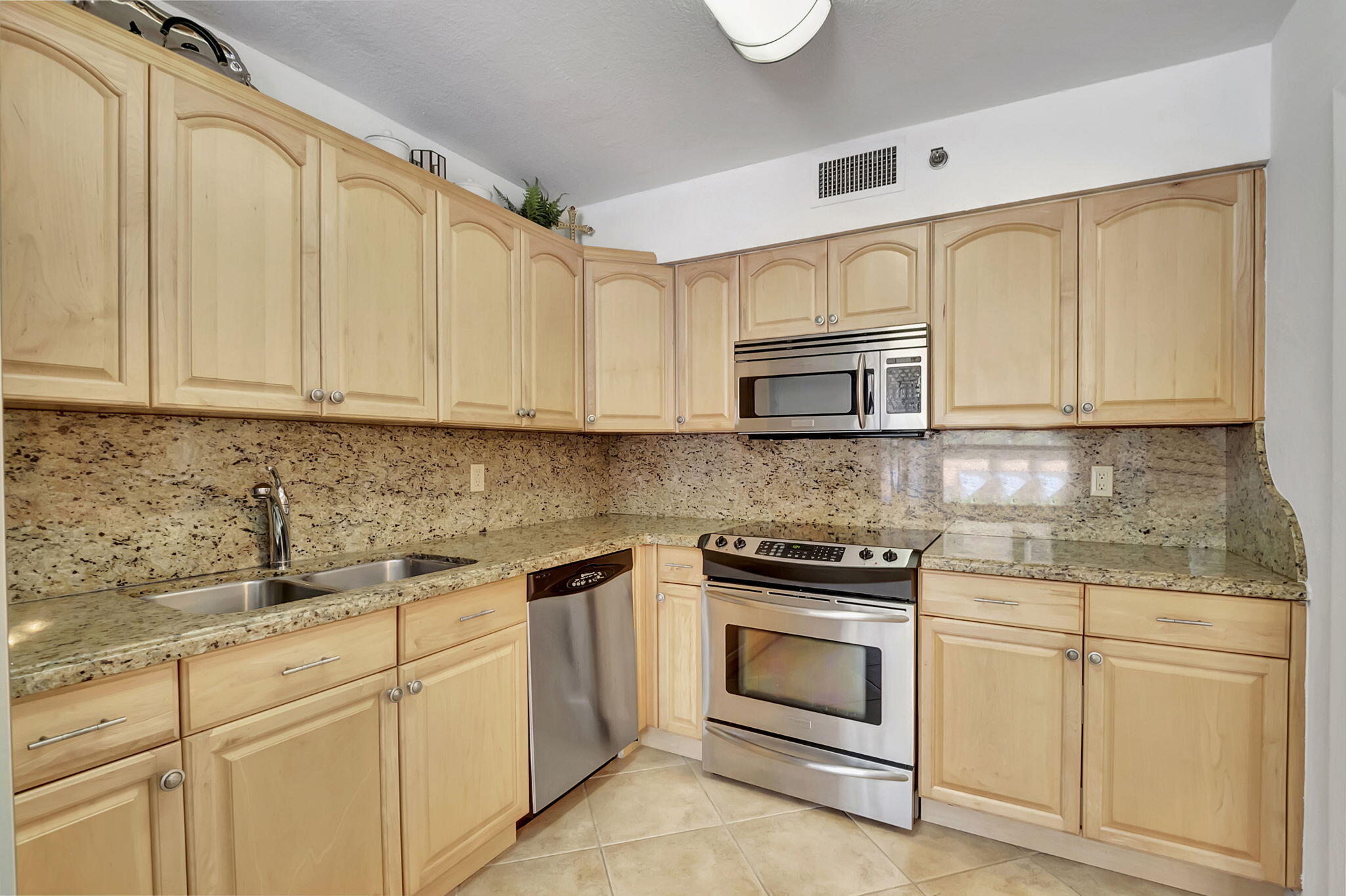 7202 Promenade Drive, Unit 201 Boca Raton, FL 33433 - Photo 14 of 38 26-web-or-mls-DSC_1751