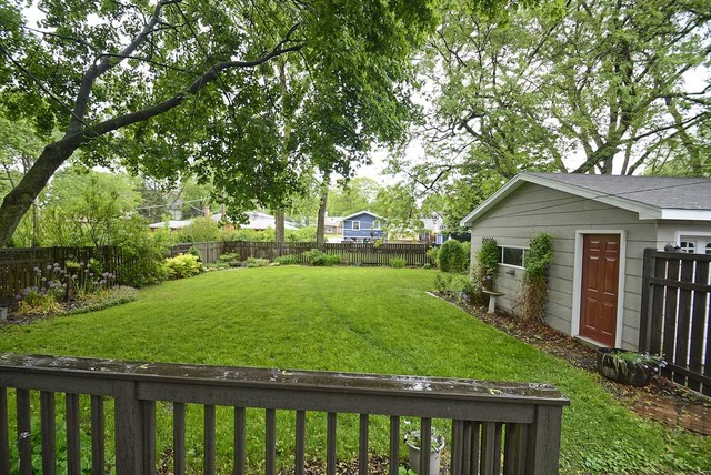 318 Village Road Willowbrook, IL 60527 - Photo 4 of 23 a view of a porch with a backyard