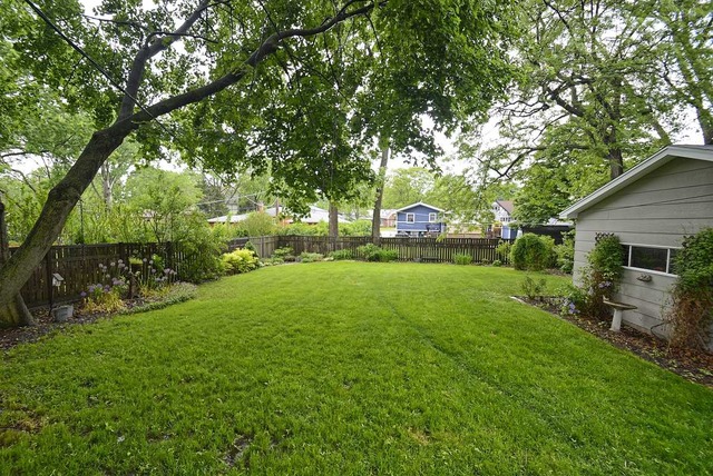 318 Village Road Willowbrook, IL 60527 - Photo 5 of 23 a view of a house with a yard