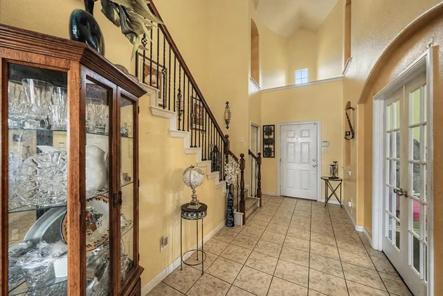 a view of an entryway with a livingroom
