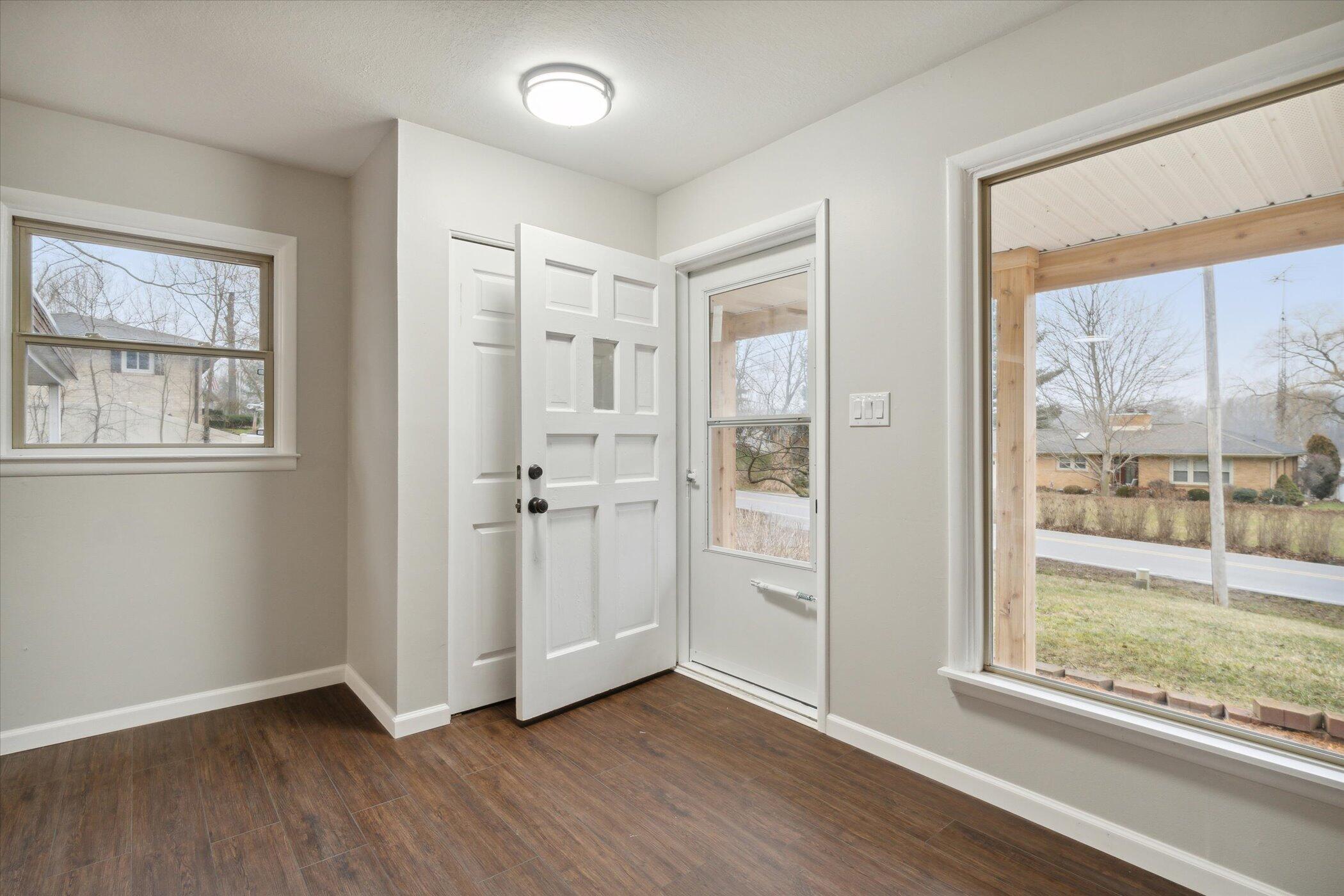 2011 Ridgeway Road Jackson, MI 49203 - Photo 6 of 36 06-2011-Ridgeway-Rd-Jackson-MI-49203-Win