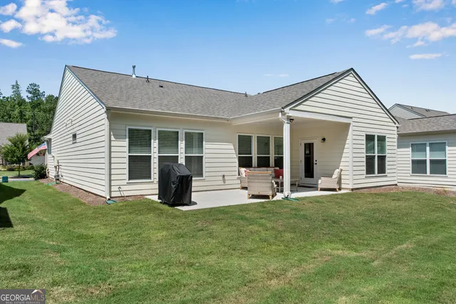 a view of a house with backyard