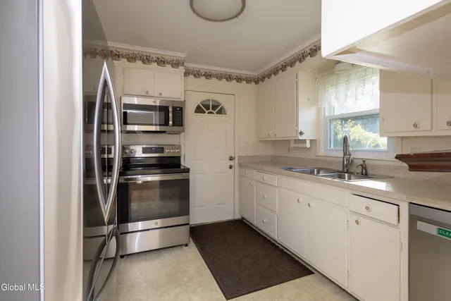 $300,000 | 18 Richland Drive, Glenville, NY 12302