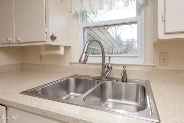 $300,000 | 18 Richland Drive, Glenville, NY 12302