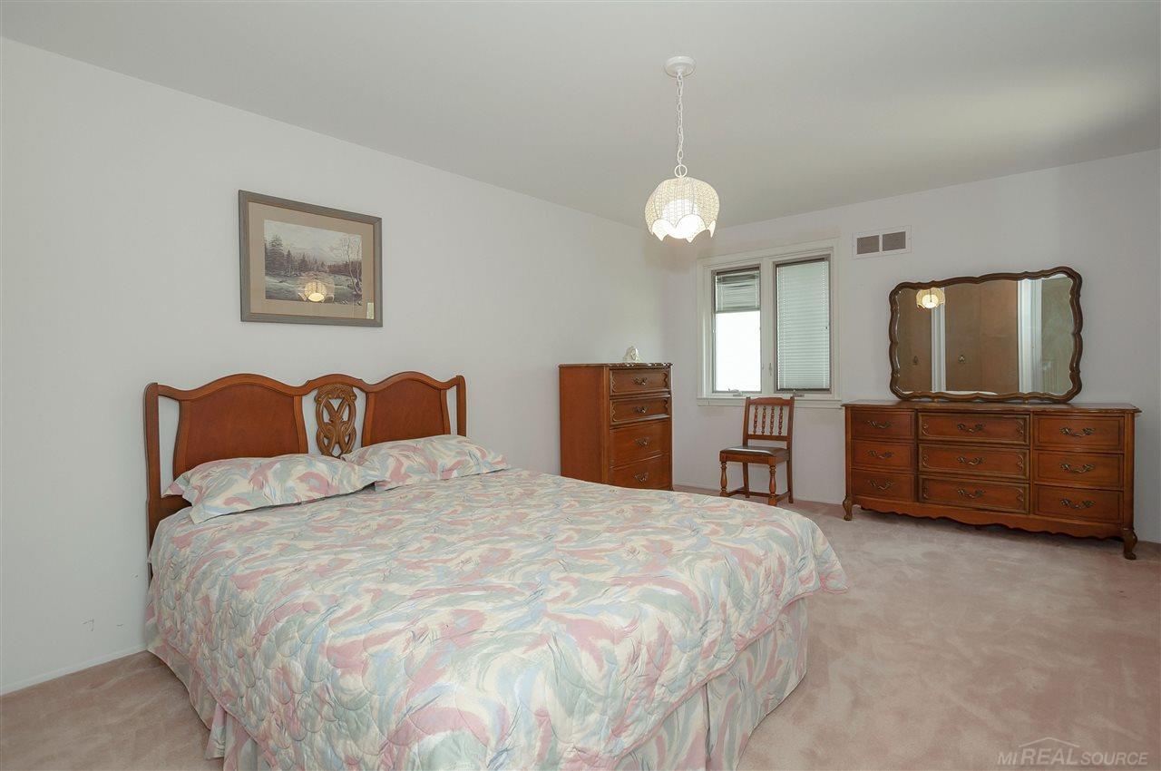 591 Canterbury Road Grosse Pointe, MI 48236 - Photo 37 of 55 31382294-36.JPG