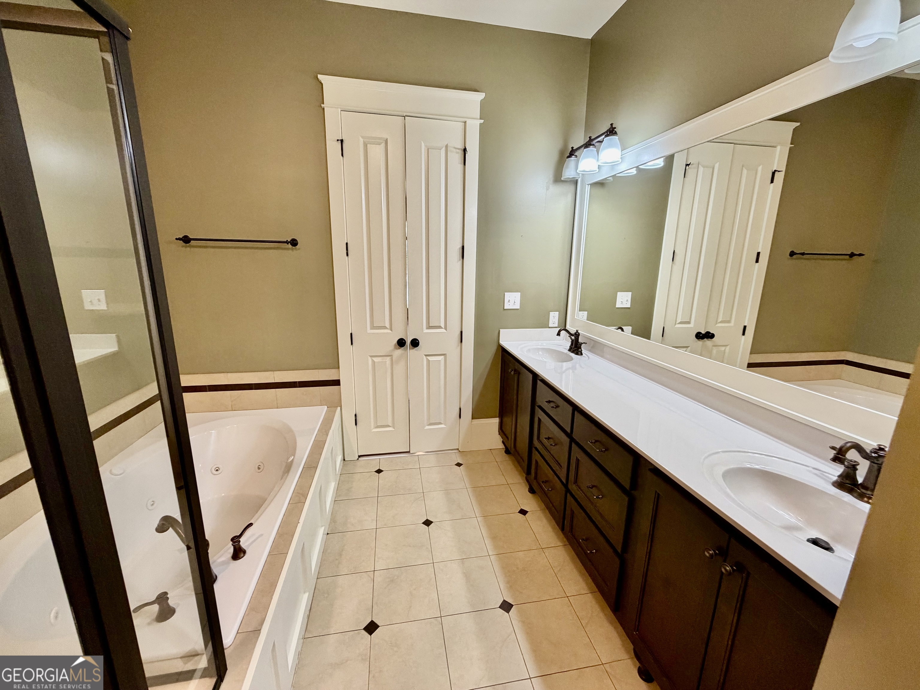 25 Charter Oak Drive Athens, GA 30607 - Photo 14 of 19 a bathroom with double vanity and a sink