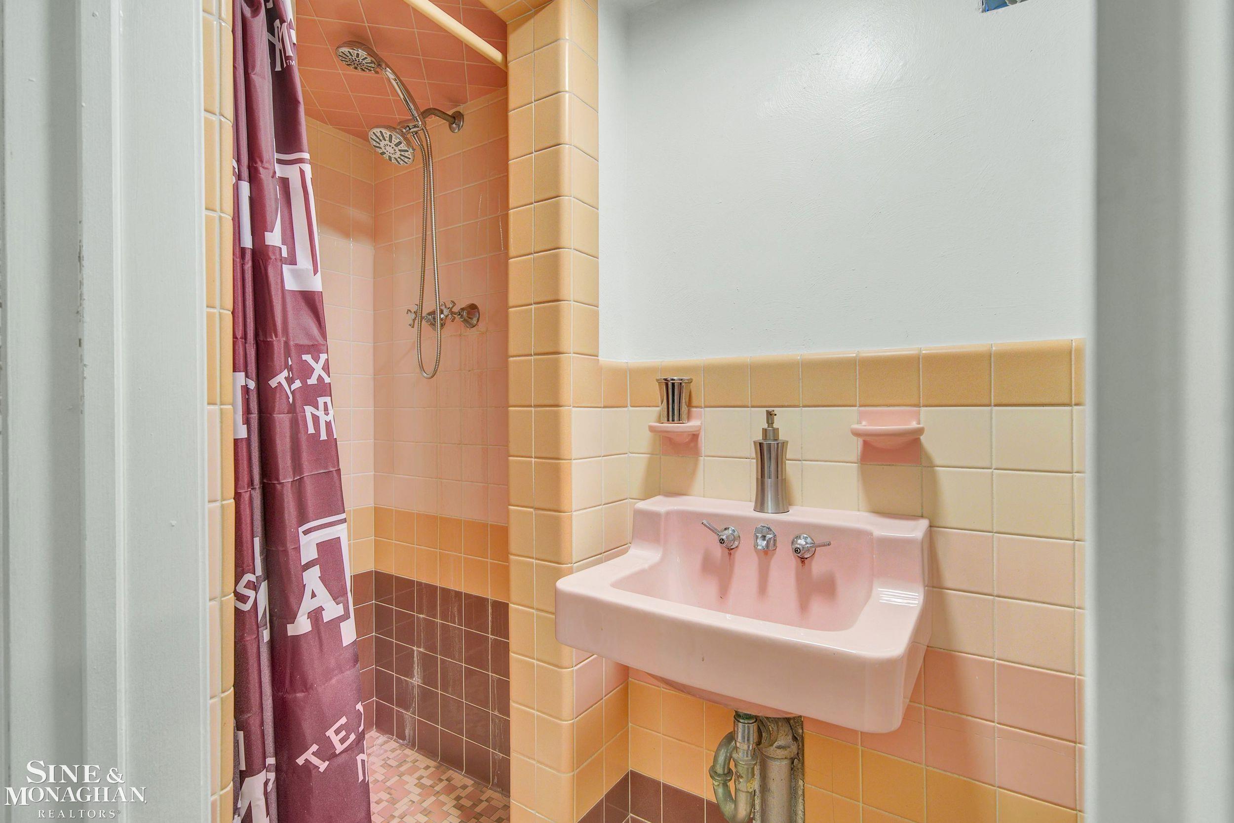 1886 Severn Road Grosse Pointe, MI 48236 - Photo 27 of 38 50147873-7703aa5c-a75f-432c-a94c-cf26954899f0.JPG