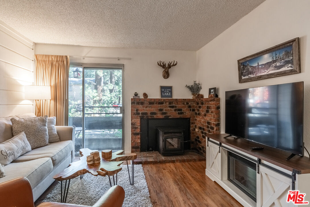 2499 Sierra Nevada Road, Unit R2 Mammoth Lakes, CA 93546 - Photo 3 of 23