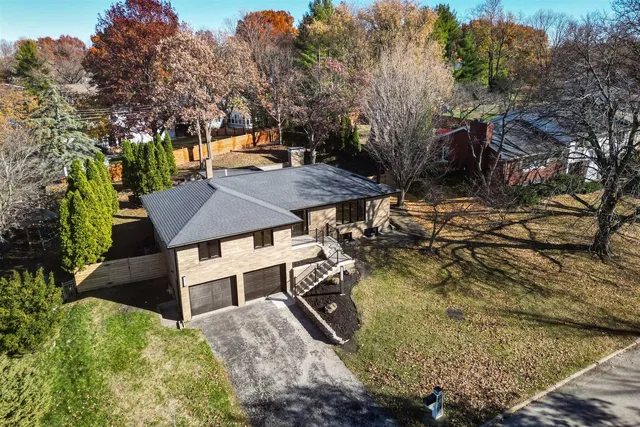 $429,000 | 204 Parkview Drive, Bloomington, IL 61701