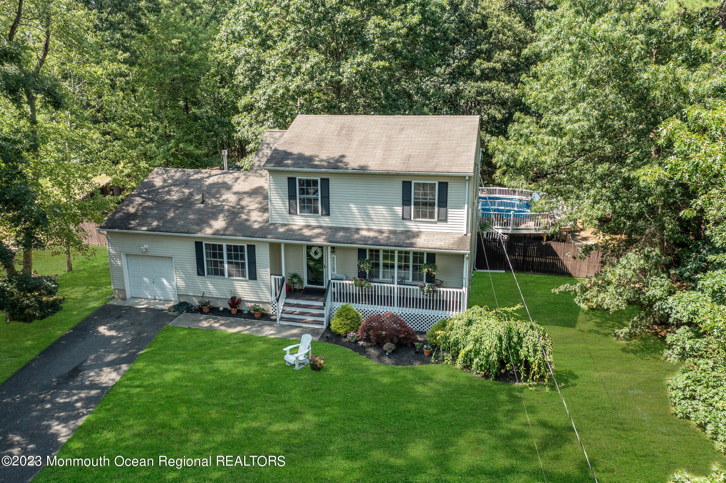 505 Leesville Road Jackson, NJ 08527 - Photo 48 of 58 a backyard of a house with table and chairs potted plants and large tree
