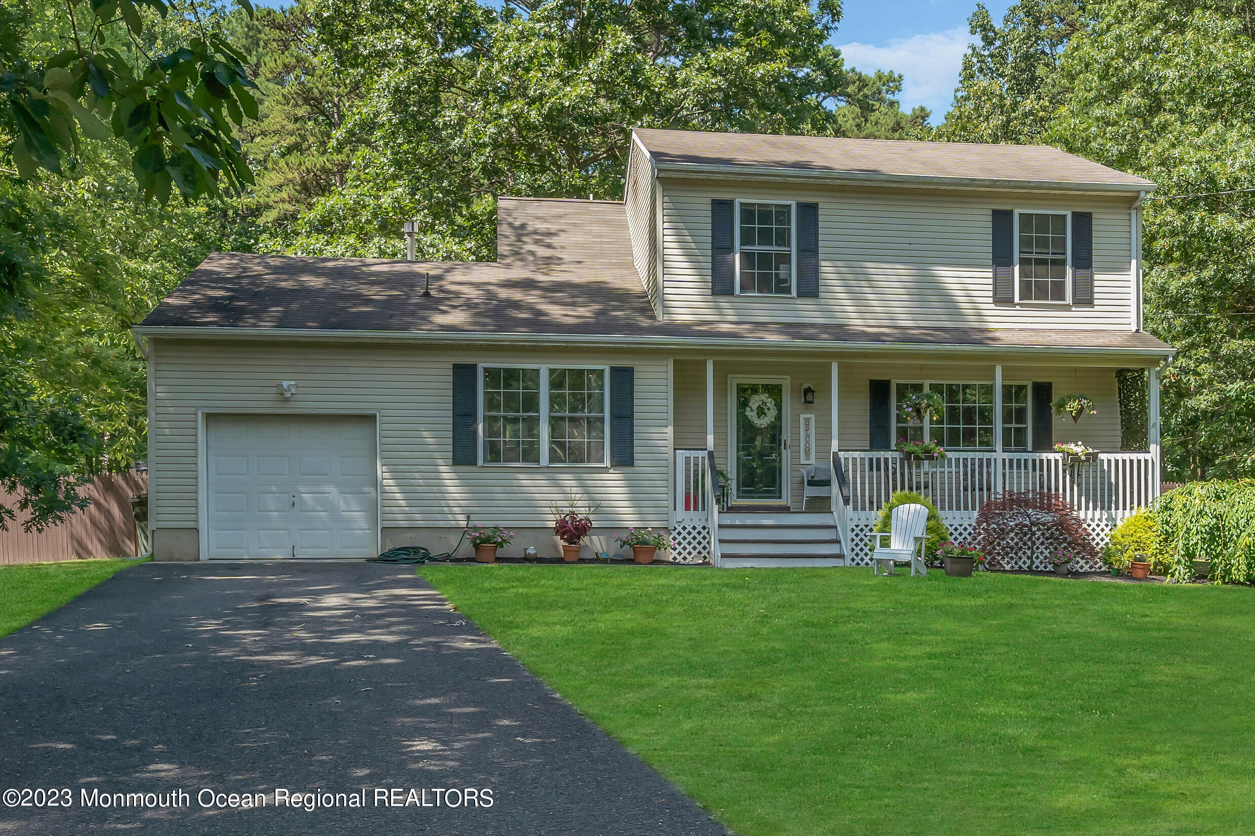 505 Leesville Road Jackson, NJ 08527 - Photo 5 of 58 a front view of a house with garden