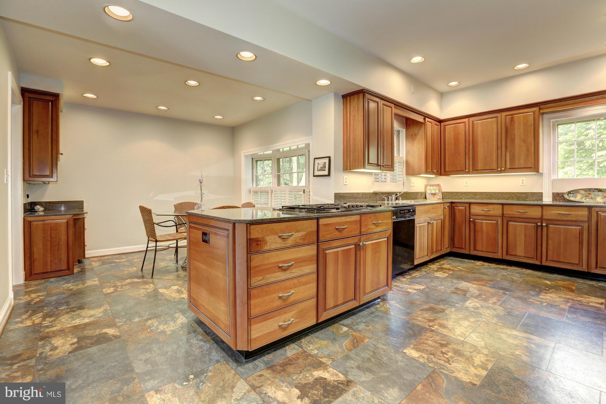 10005 Kendale Road Potomac, MD 20854 - Photo 7 of 30 Kitchen