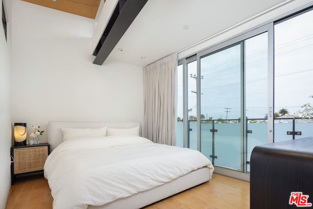 351 Sunset Avenue, Unit 5 Venice, CA 90291 - Photo 16 of 29 a bedroom with a large bed and a window