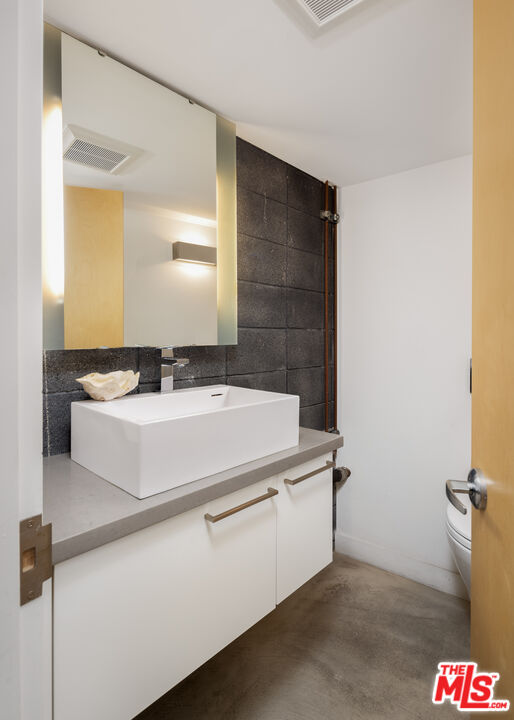 351 Sunset Avenue, Unit 5 Venice, CA 90291 - Photo 24 of 29 a bathroom with a sink and a mirror